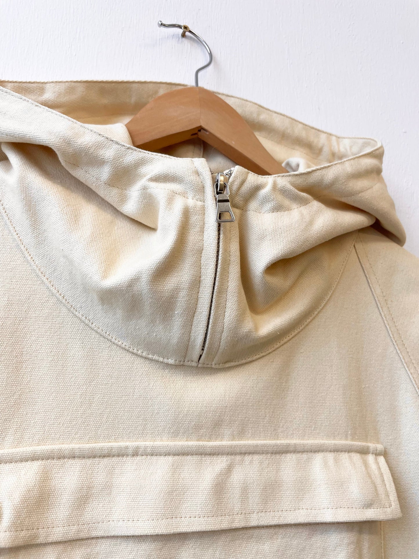 Ecrufarbener Kadettenkittel aus Baumwollcanvas im 1960er-Stil