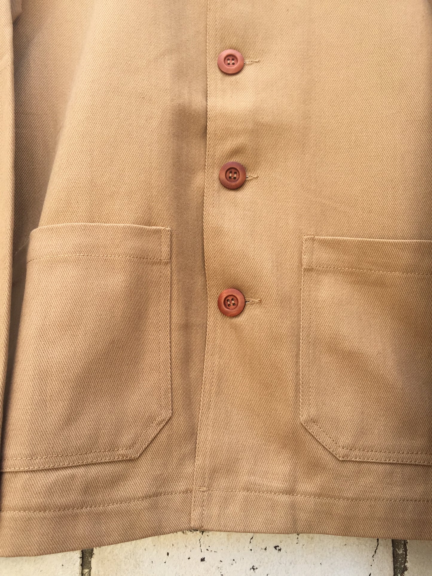 Chaqueta de trabajo de sarga de algodón francesa color beige desierto