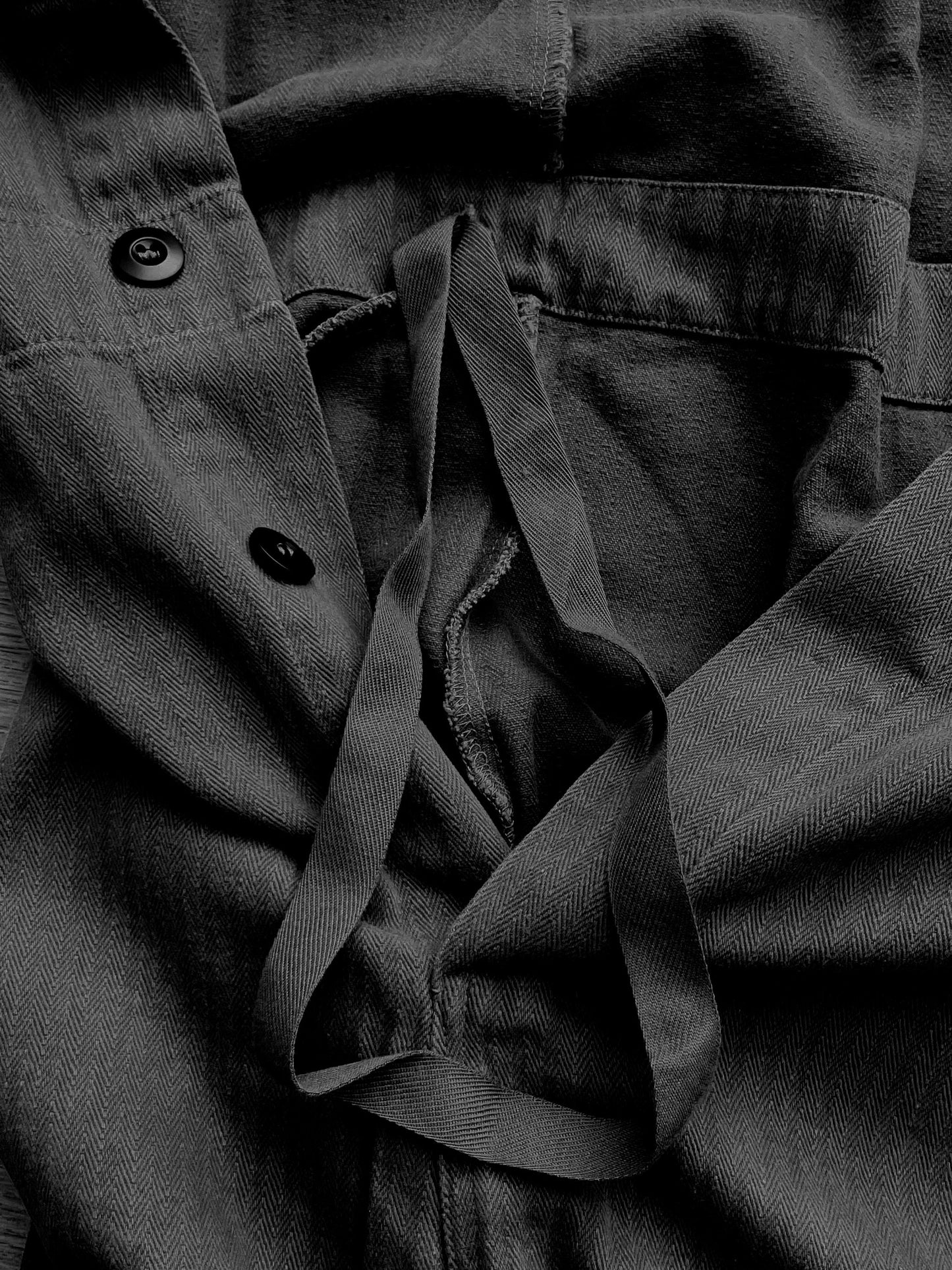 Schwarzer französischer Arbeitsoverall mit Fischgrätenmuster