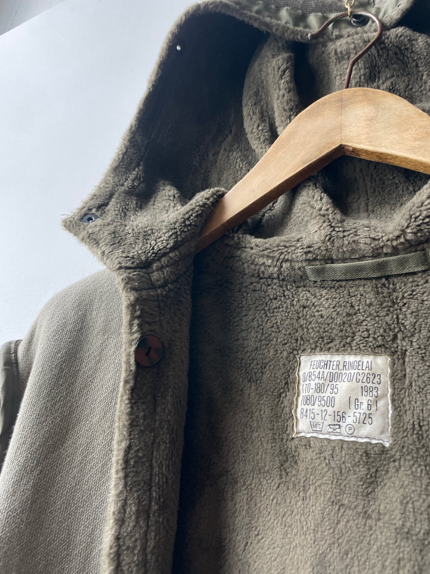 Gestepptes Futter aus Vintage-Baumwolle mit V-Ausschnitt